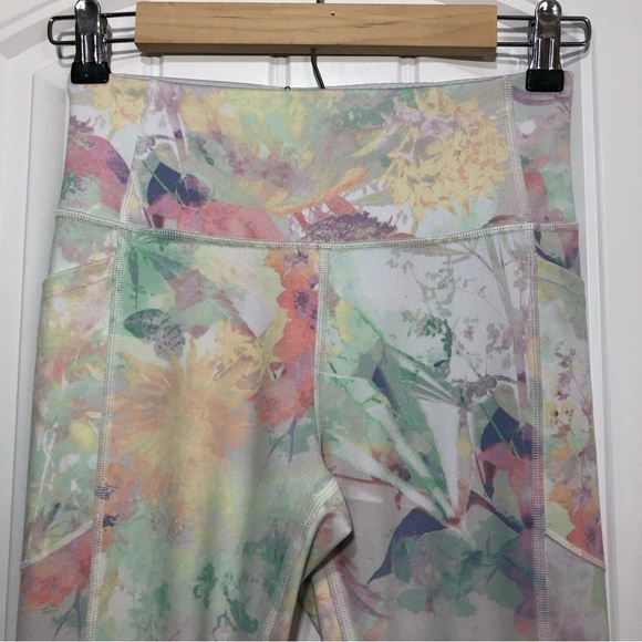 Victoria's Secret Flow On Point Pockets Legging in Pastel Rainbow Leaves Sz 4 - Picture 3 of 16